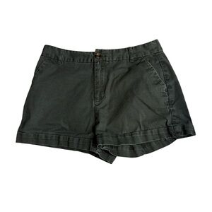 Dark green short khaki shorts, zipper & button closure, pockets, beltloops, XS.